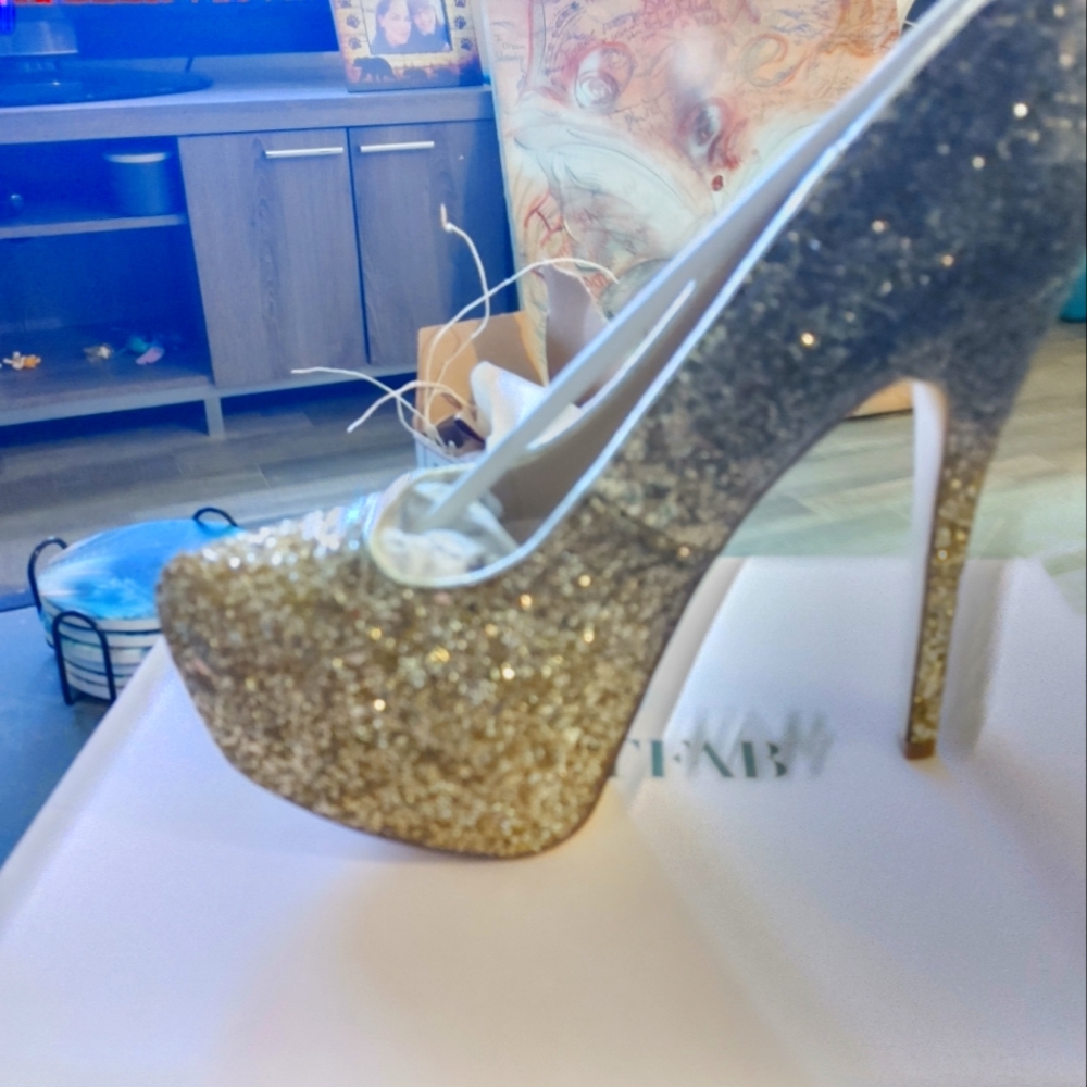 Unique 2 tone metallic heels